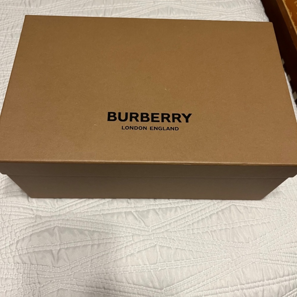 Women’s Burberry shoes - Picture 6 of 10